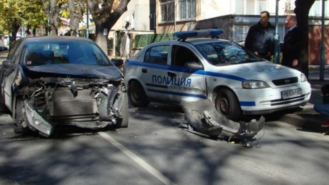 Вандали режат гуми на коли в Асеновград