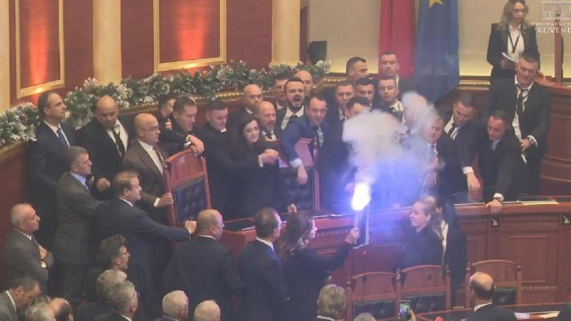 Хаос, пиротехника и физически сблъсъци на заседанието на албанския парламент