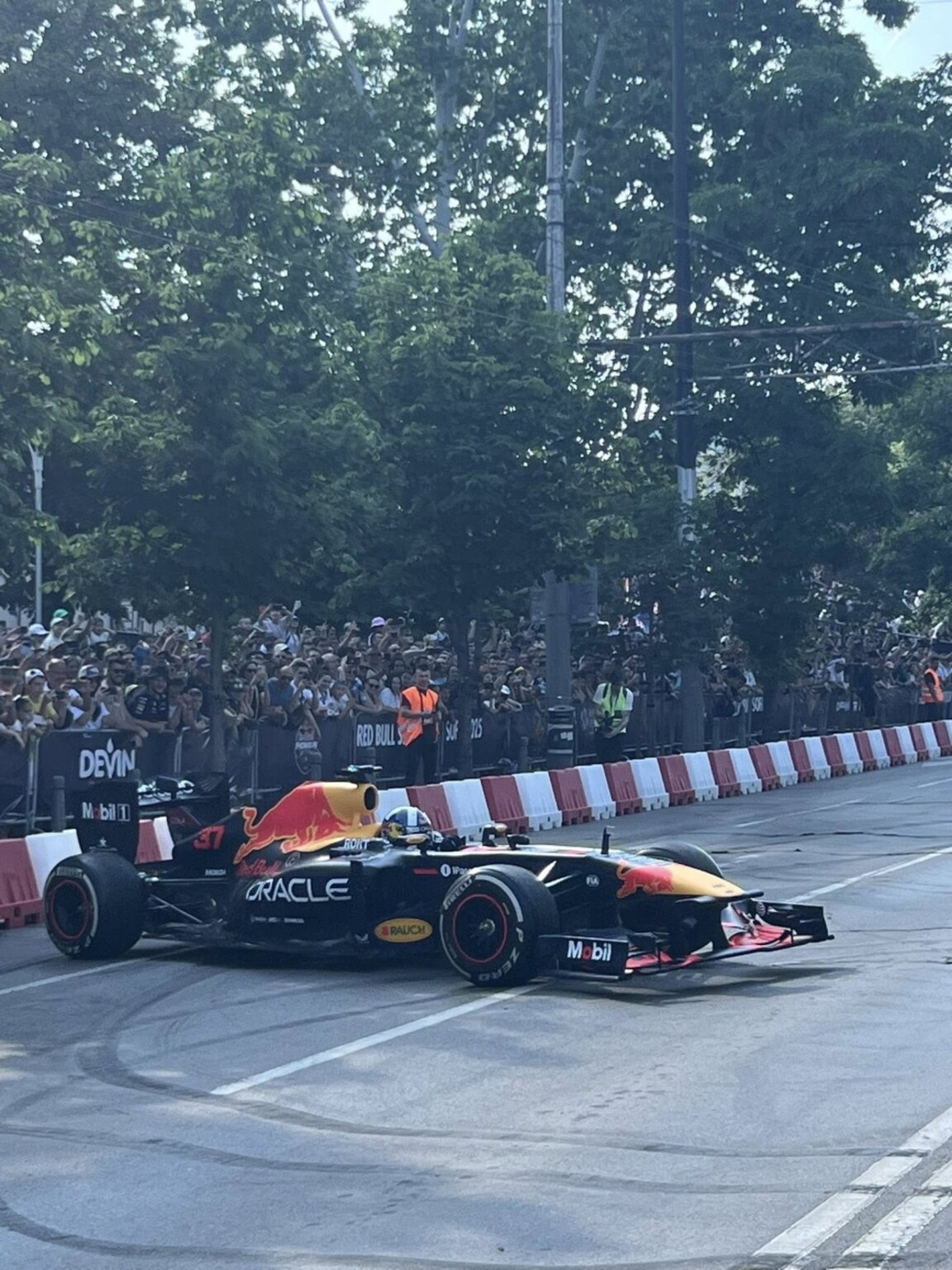 Eмоции, високи скорости и атрактивни изпълнения на Red Bull Showrun в София