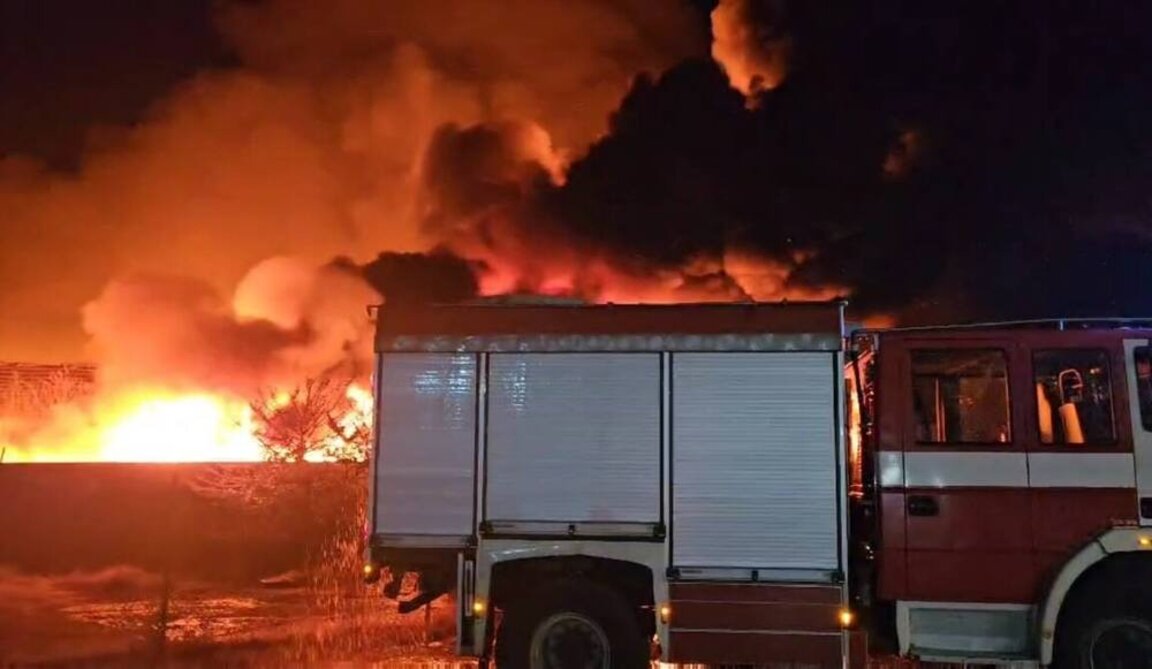 Продължава борбата с огъня в склад за вторични суровини в Чинтулово