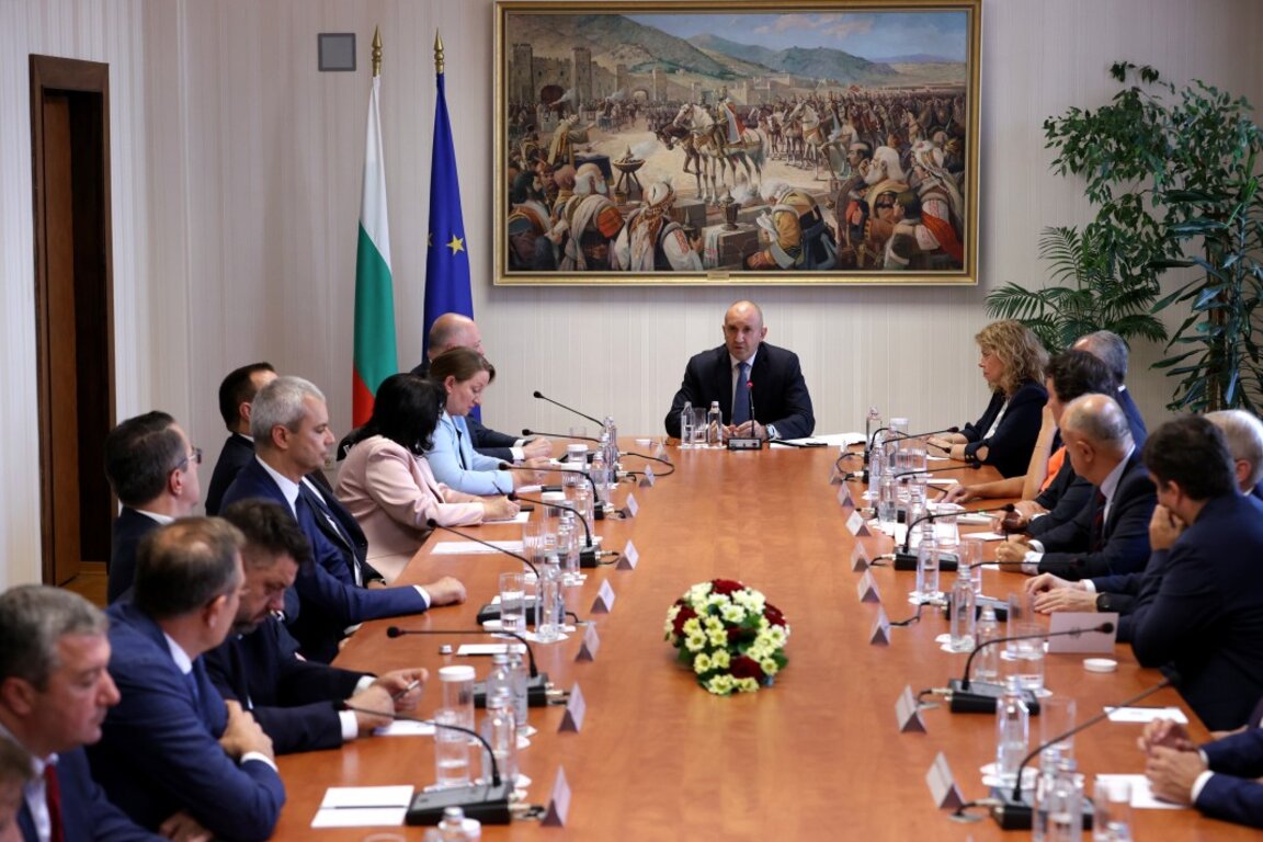 Радев се консултира с партиите, избори на 20 октомври поискаха от ГЕРБ-СДС и БСП