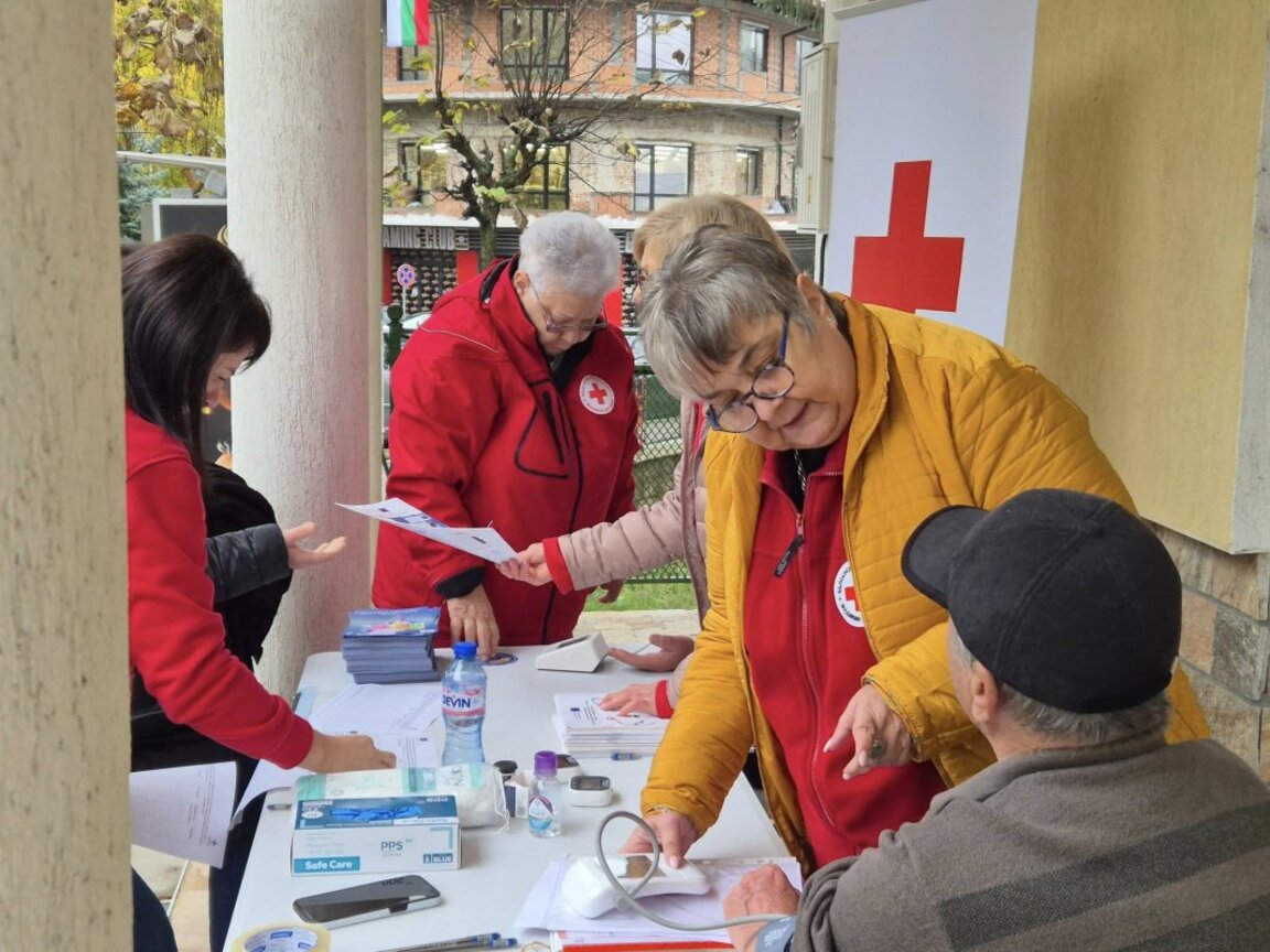 БЧК-Кърджали консултира и раздаде храни на социално уязвими хора в Черноочене