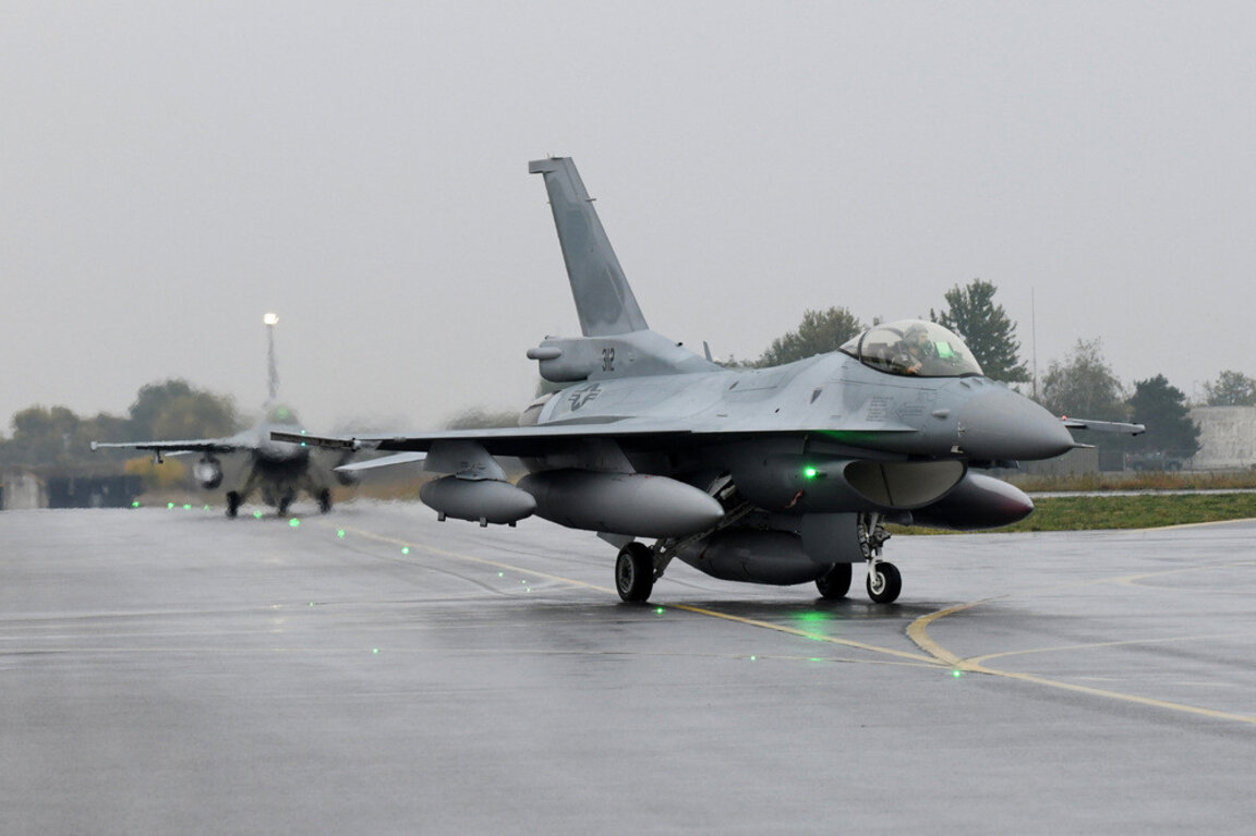 Още два изтребителя F-16 Block-70 кацнаха на Авиобаза Граф Игнатиево