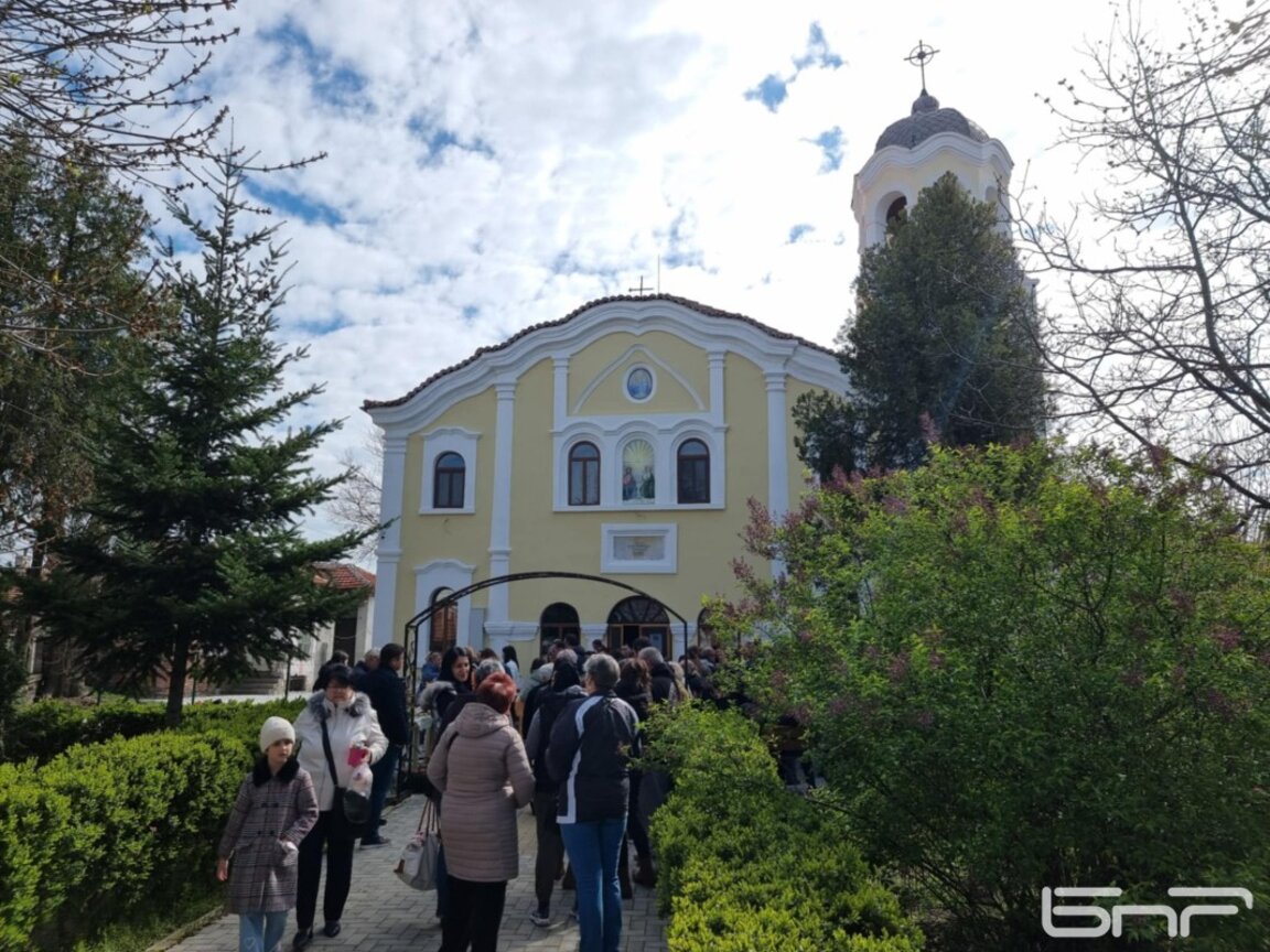 Хиляди ямболии посетиха храмовете за Цветница