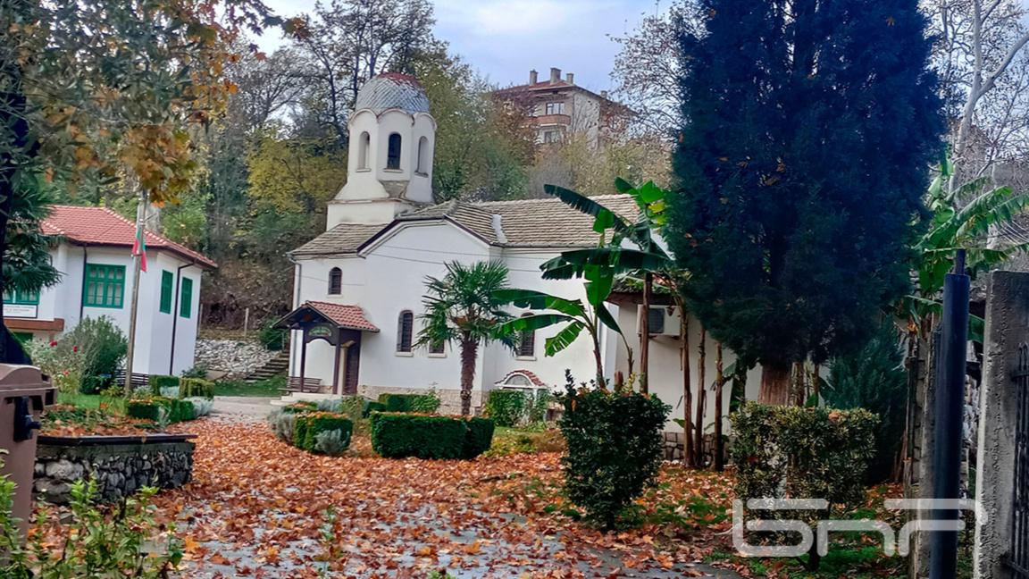 В храма на село Лешница