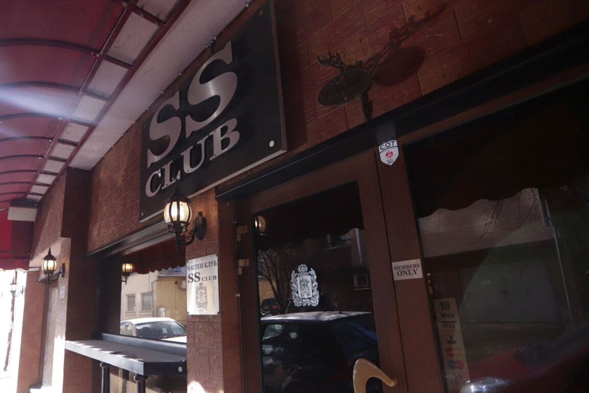 Двама полицаи са отстранени от работа заради клуба на Нотариуса