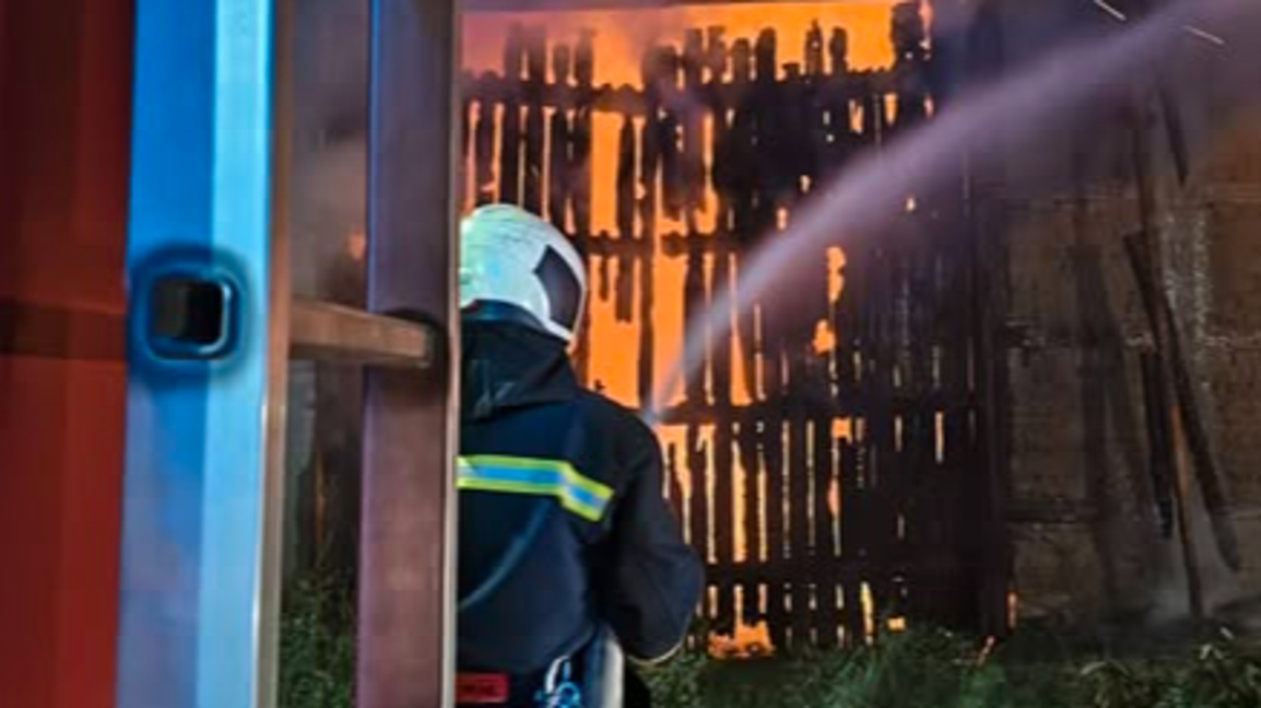 Огнеборци гасиха 11 часа пожар в Граф Игнатиево