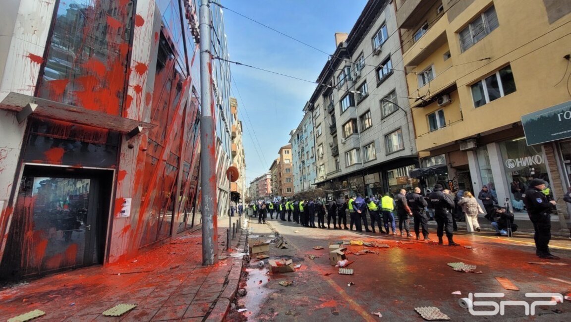 СГС решава за мерките на задържаните за вандалските действия пред Дома на Европа