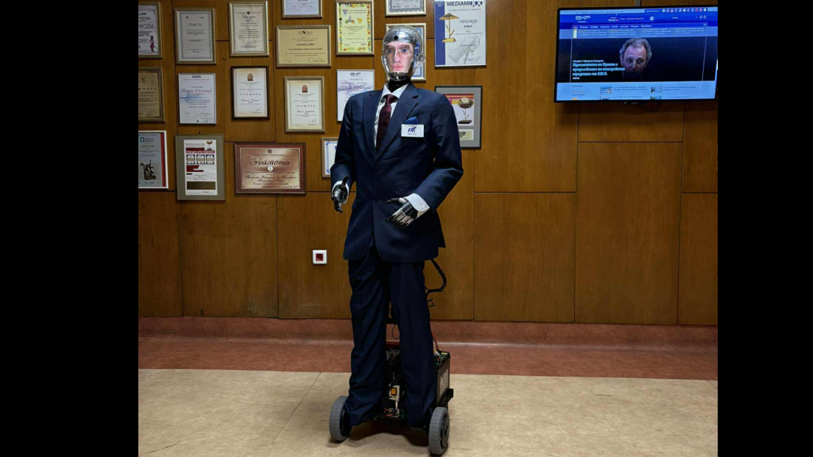 Роботът Робърт