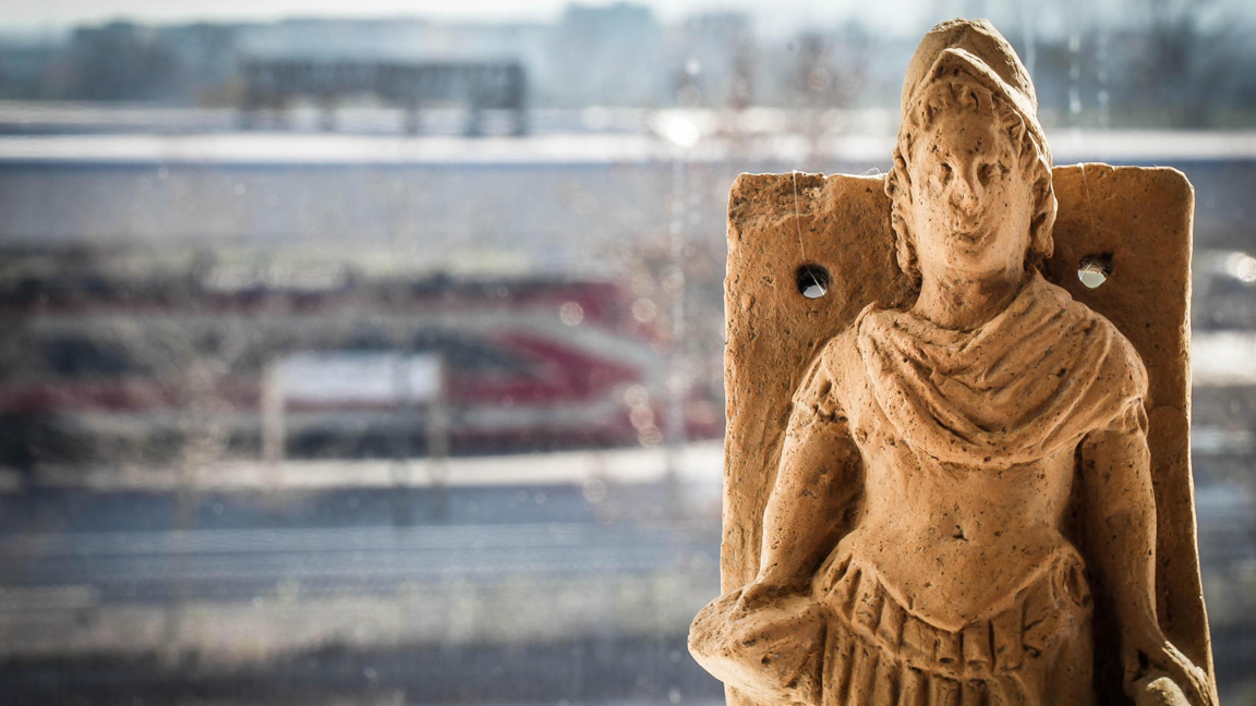 Археологическа находка, открита по време на строителните работи по високоскоростна железопътна линия Неапол-Бари, е изложена на жп гара, Италия, архив, февруари 2025 г.