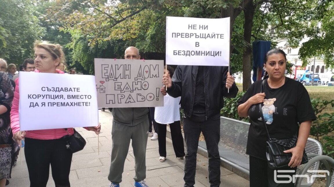 Наематели на общински жилища в София на протест заради нова наредба