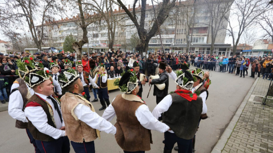 Стотици коледари в Ямбол посрещнаха Рождество Христово