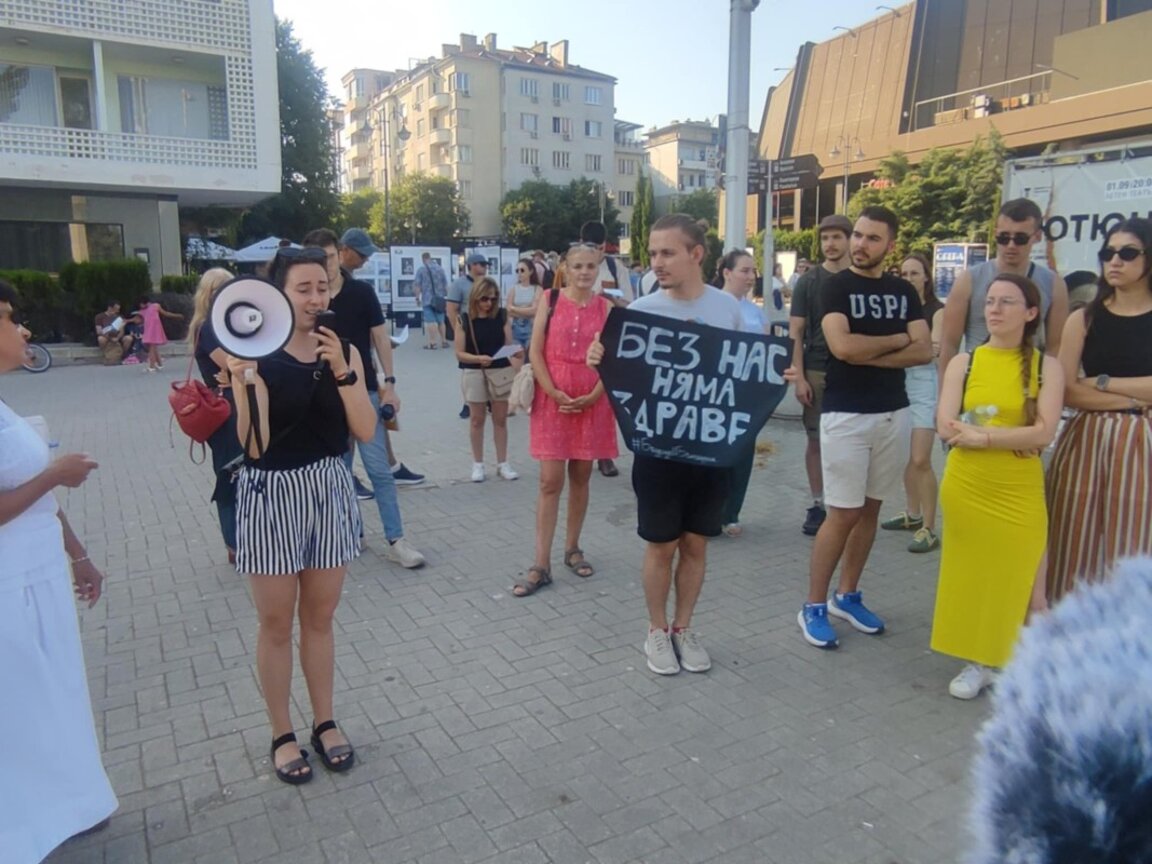 Млади медици излязоха на протест във Варна (СНИМКИ)