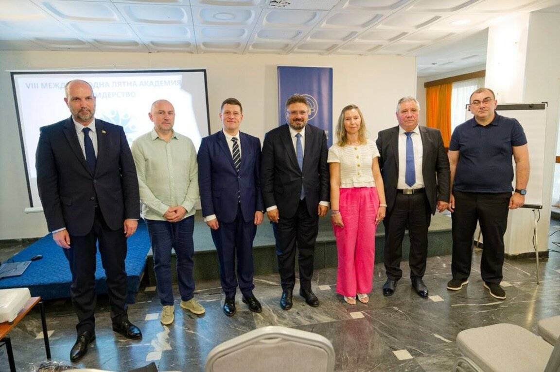 Ο Γενικός Πρόξενος της Βουλγαρίας στη Θεσσαλονίκη, Αντόν Μάρκοβ, και οι γενικοί διευθυντές του BTA και της ΒΕΡ – Κίριλ Βάλτσεφ και Μίλεν Μίτεφ – ήταν προσκεκλημένοι την τελευταία ημέρα της Διεθνούς Ακαδημίας «Ηγεσία μέσω της Εκπαίδευσης».
