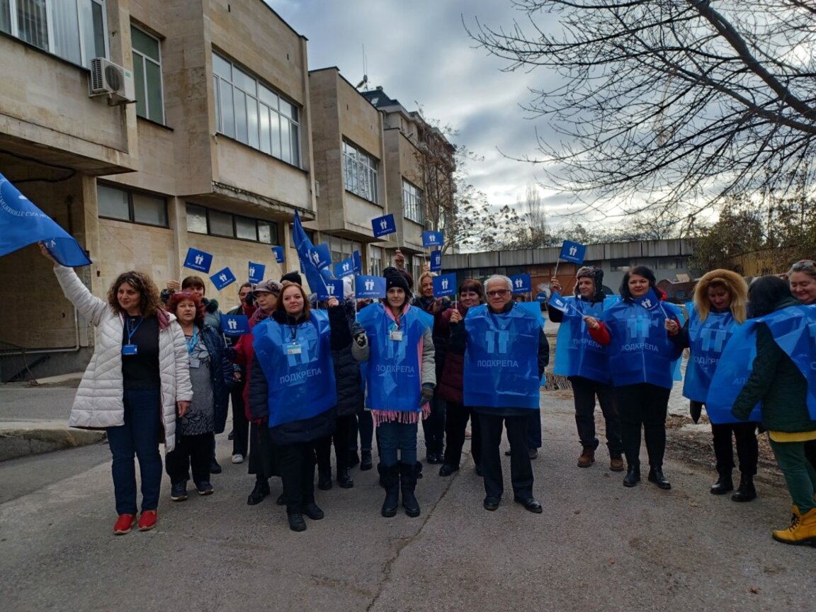 Работещи в Агенцията за социално подпомагане готови за безсрочна ефективна стачка