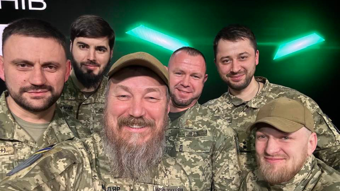 Роберт Бровди (в средата) с други украински военни.