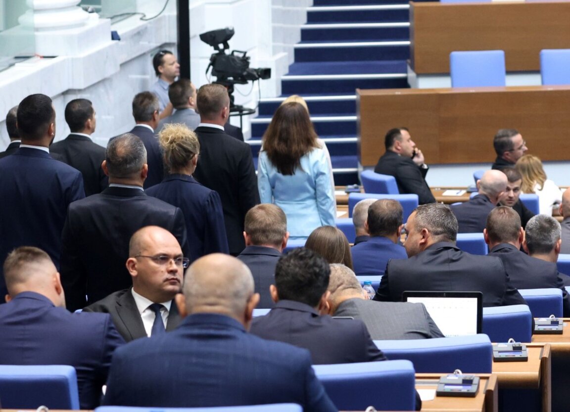 Депутатите от "Възраждане" напуснаха пленарната зала