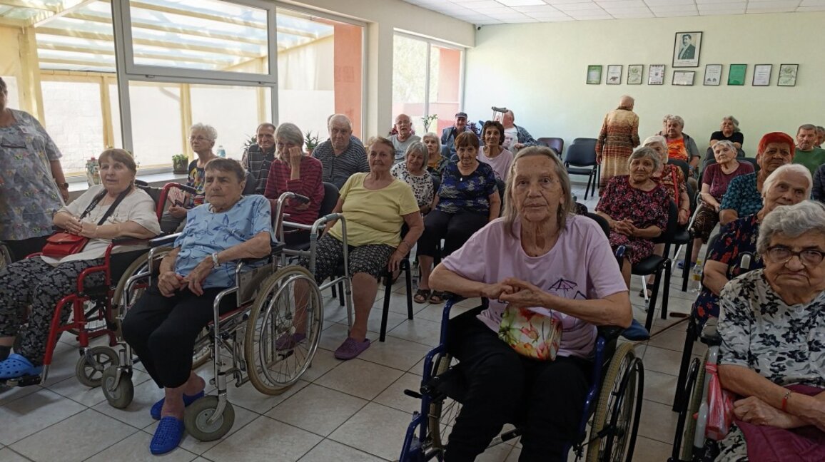 Грижа за възрастните хора