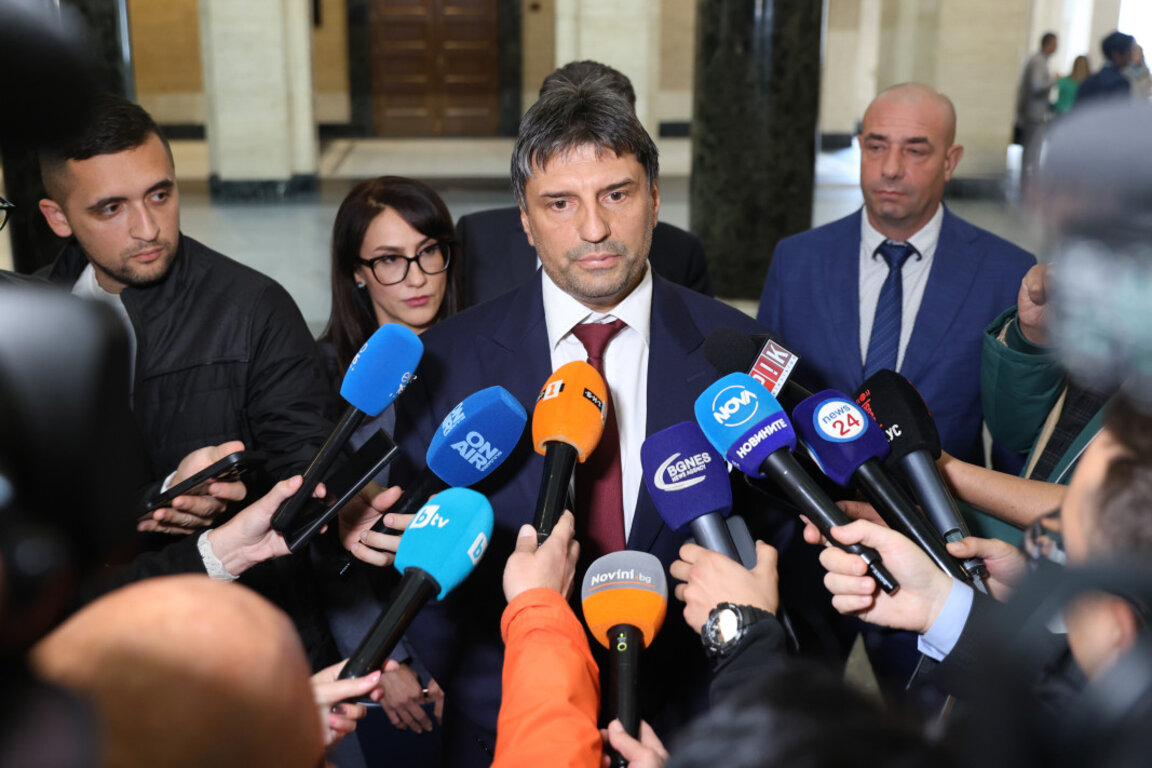 В Съдебната палата служители на прокуратурата, МВР, ГДБОП и ИА "Автомобилна администрация" дадоха брифинг по случая със задържаните за подкуп. На снимката в центъра: директорът на СДВР гл. ком. Любомир Николов - 29 септември 2025 г.