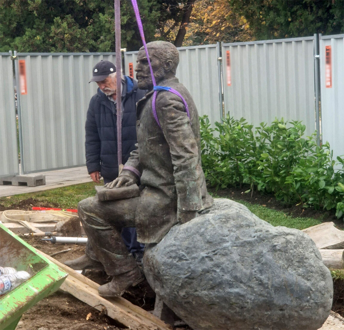 Паметник на Захарий Стоянов не иска "да гледа" днешните депутати