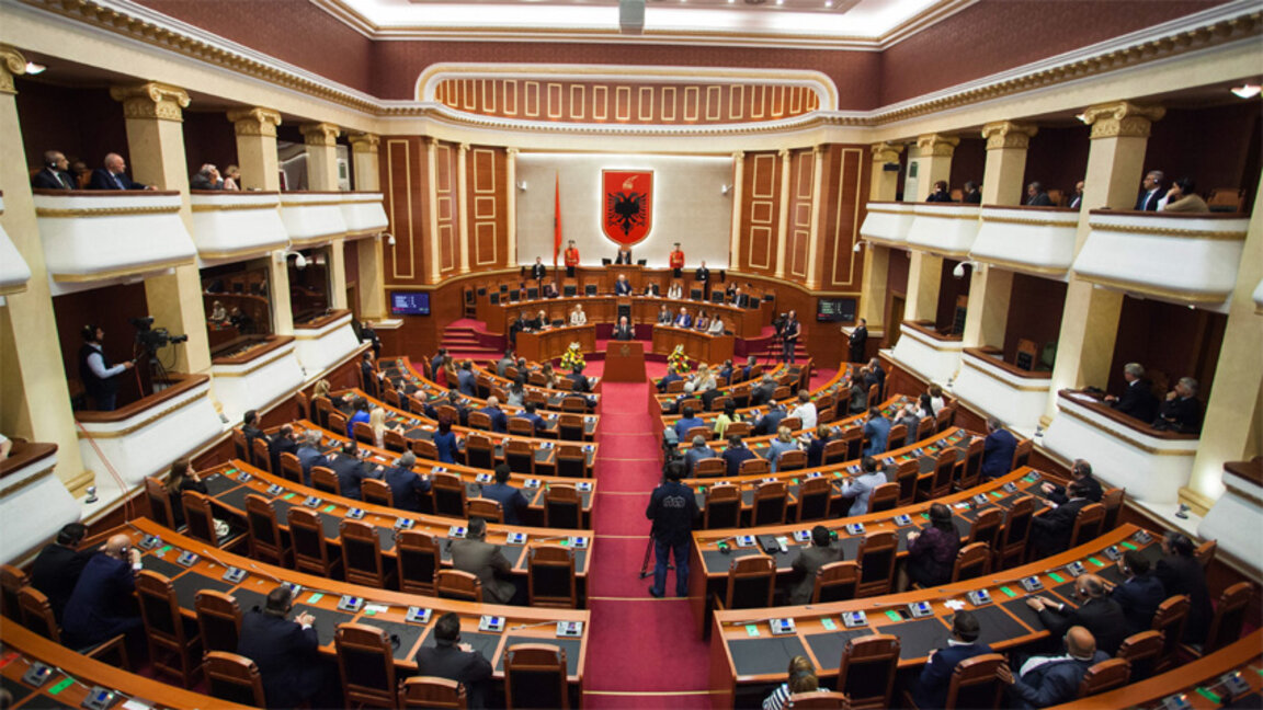 Албанският парламент ратифицира спорна миграционна сделка с Италия