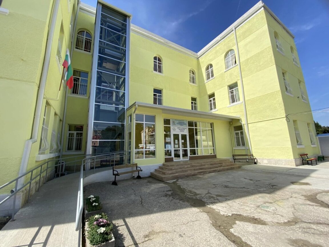 С грижа към специалните деца