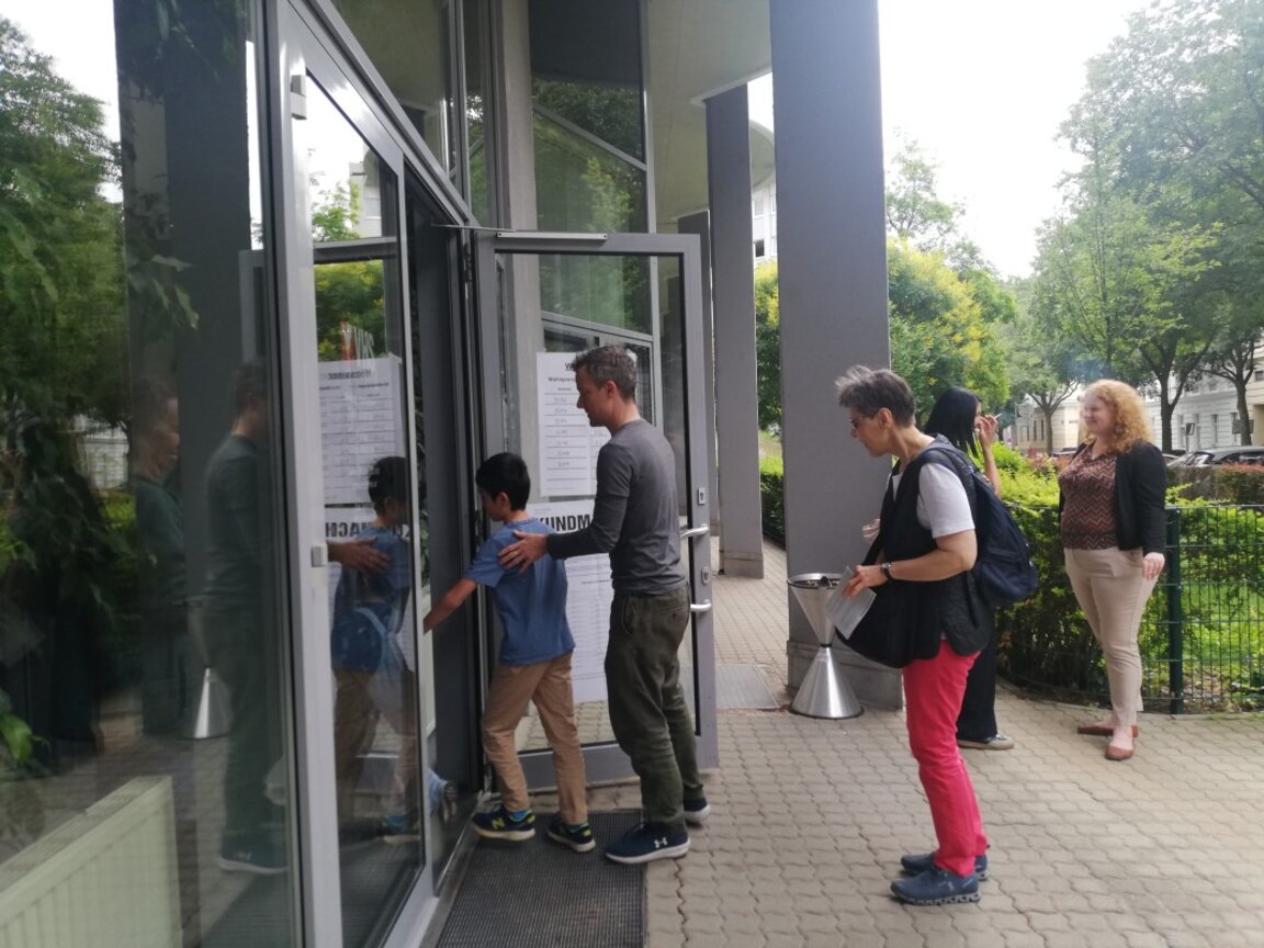 Австрийци чакат пред изборна секция във Виена, за да упражнят правото си на глас на европейските избори.