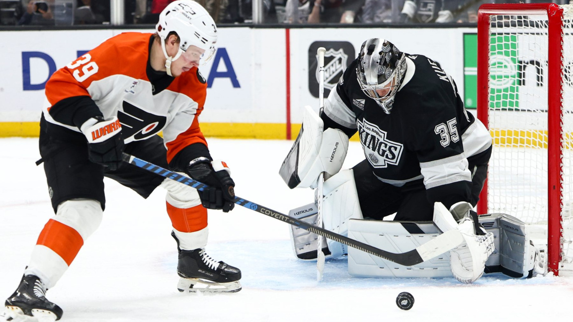 Нападателят на Филаделфия Матвей Мичков стреля към вратата на ЛА Кингс.