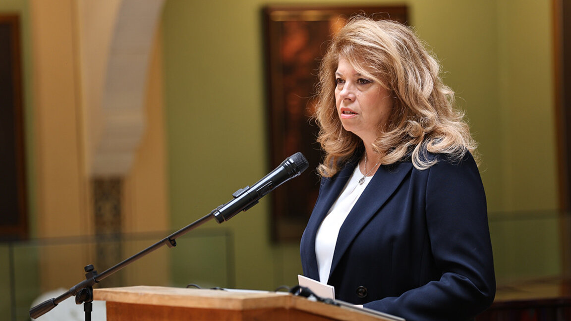 Vicepreședinta Iliana Yotova prezintă colecția „Alfabet. Limbă. Identitate”