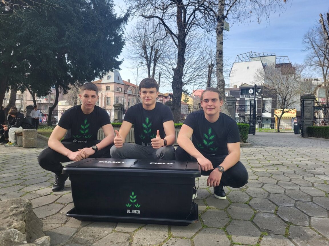 Варненски ученици изобретиха умна кутия, в която можем да отглеждаме зеленчуци