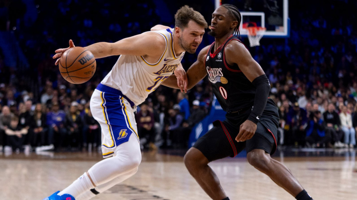 Дончич (с топката) преминава покрай Макси от Филаделфия.