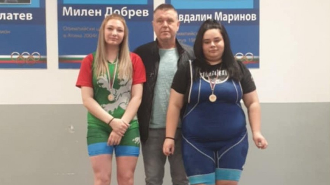 Евгени Танев със свои състезателки