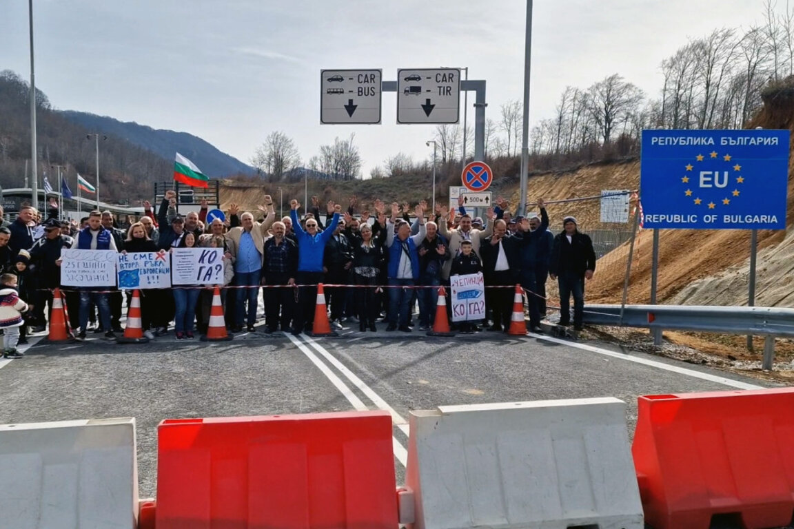 Родопчани протестираха при неработещия пункт Рудозем - Ксанти