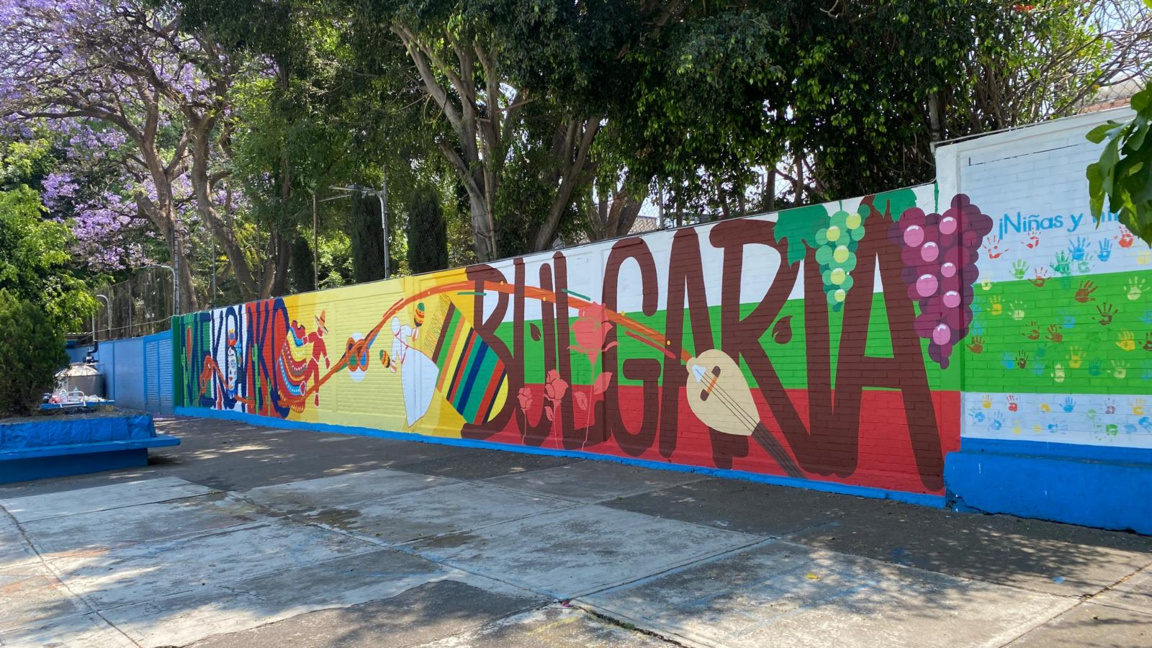 Бургаски художници нарисуваха Пижо и Пенда в мексиканско училище