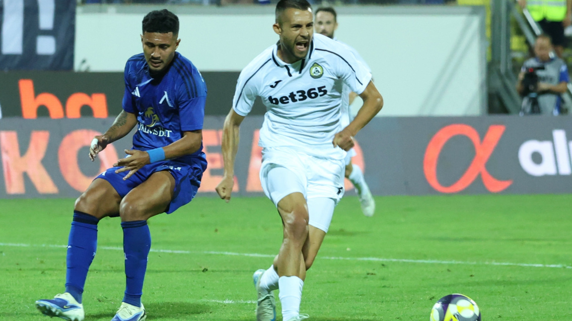 Славия наказа Левски