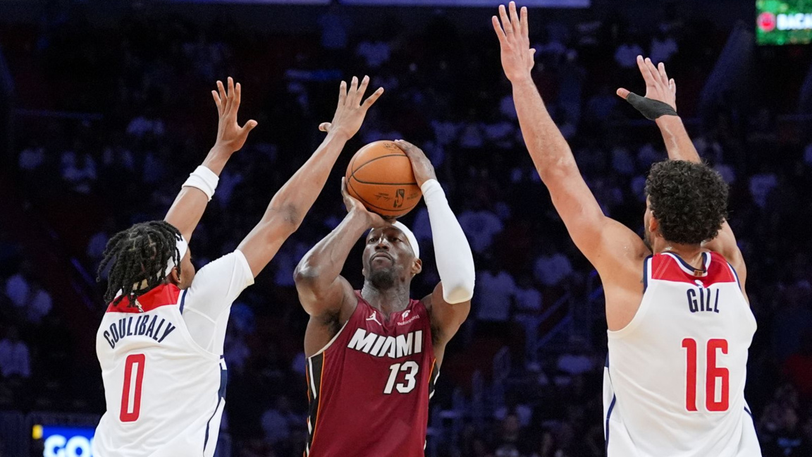 Адебайо (с топката) задмина постижение на Кобе Брайънт.