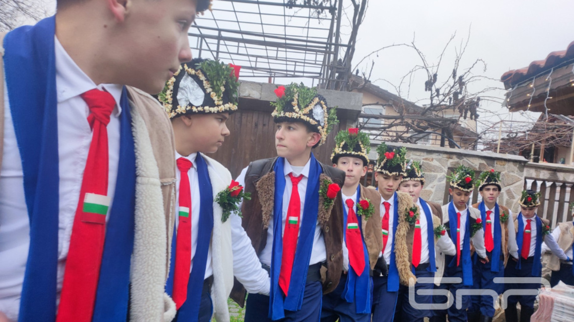 Ямбол посрещна Рождество с коледарски танц и благословия