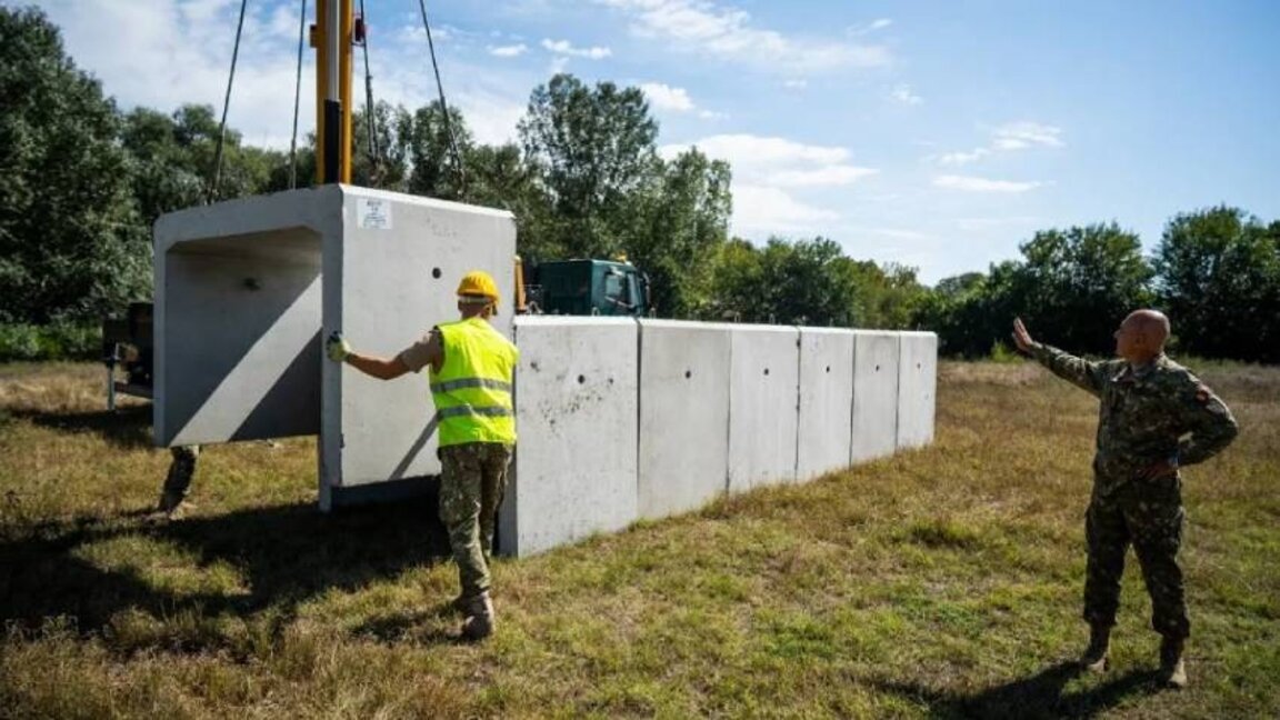 Войници от румънската армия изграждат бомбоубежище в село Плауру, Румъния, 12 септември 2023 г.