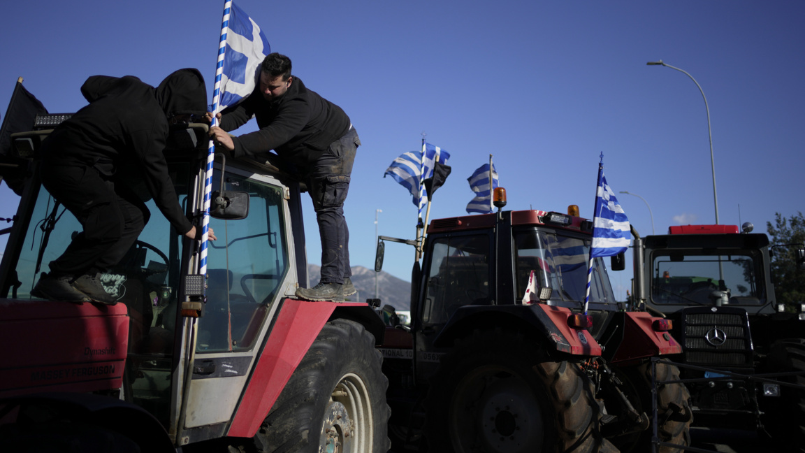 Протестиращи гръцки фермери блокираха центъра на Атина