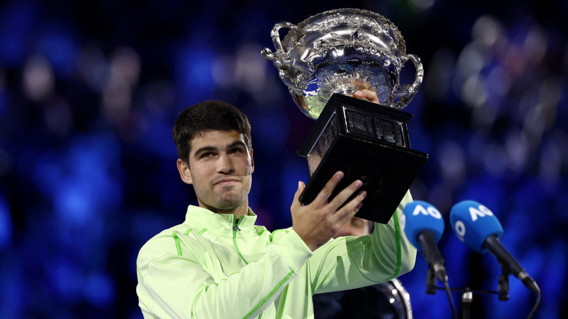 Карлос Алкарас с трофея в Мелбърн.