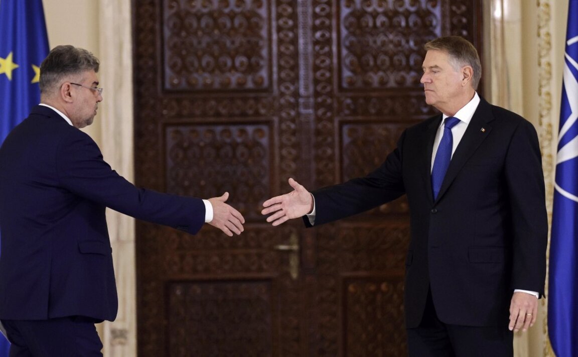 Президентът Йоханис (вдясно) натовари Марчел Чолаку да състави новото румънско правителство