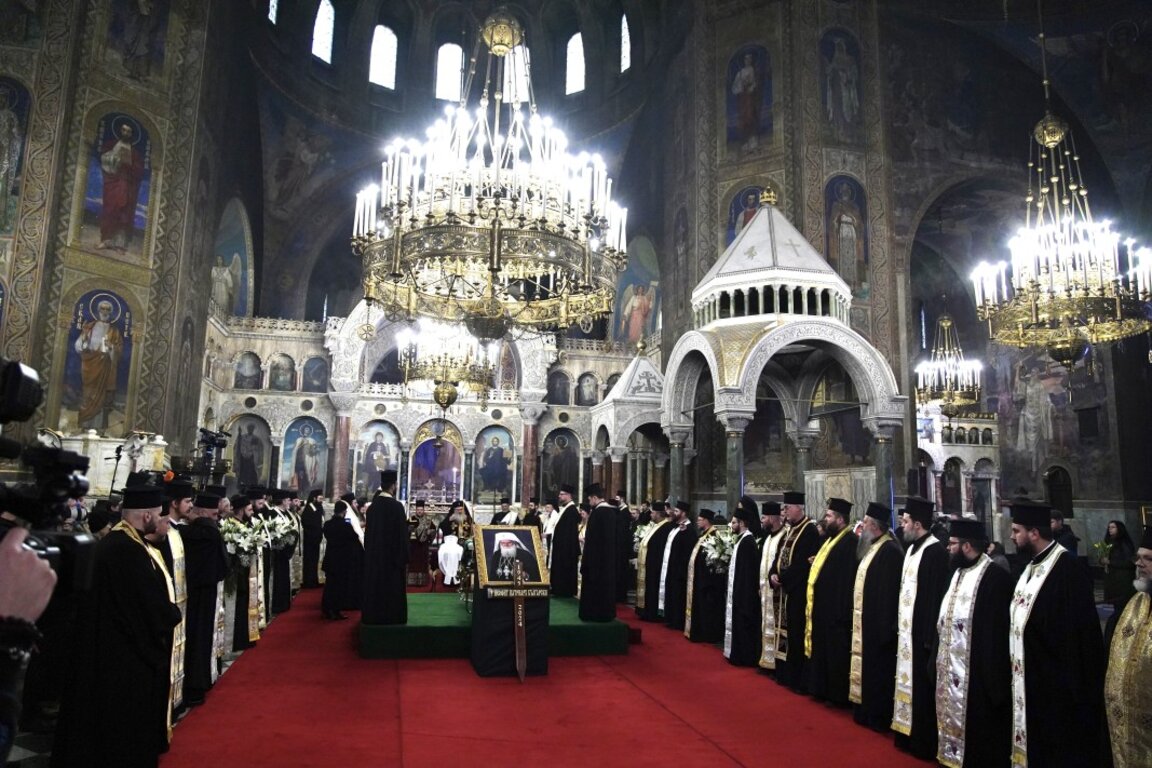 Поклонението пред патриарха в катедралата "Св. Александър Невски"