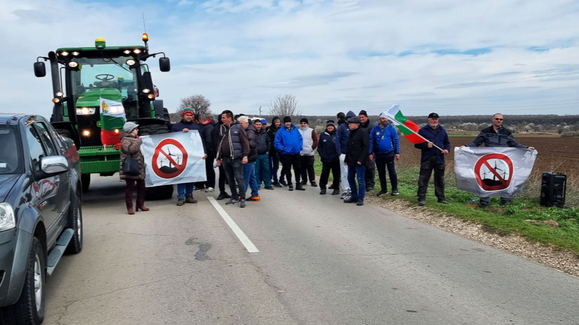 Протестите във Вълчи дол срещу изграждане на ВЕИ парк в района