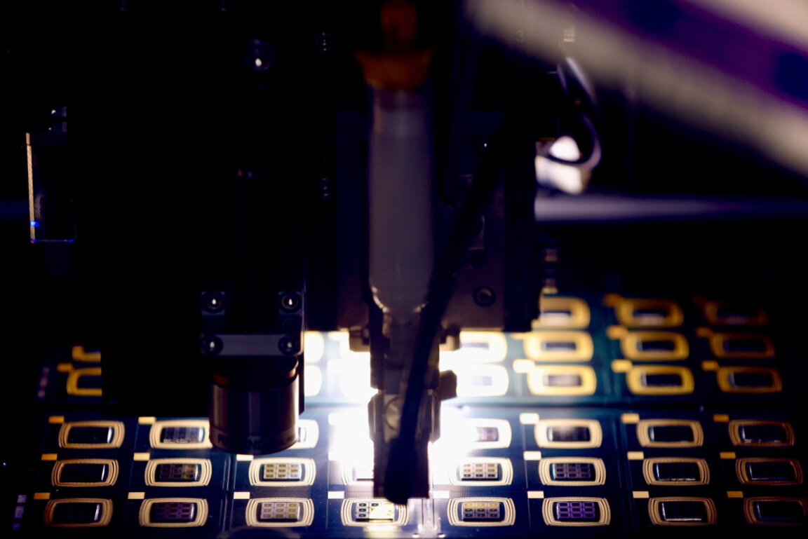 Снимката е илюстративна - полупроводници в микроразпределителна платформа.