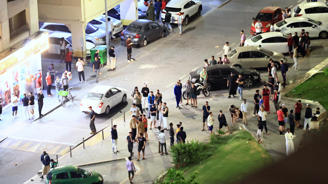 Хора на улицата, след като чуха множество силни експлозии във въздуха в Доха, Катар, на 3 март 2026 г.