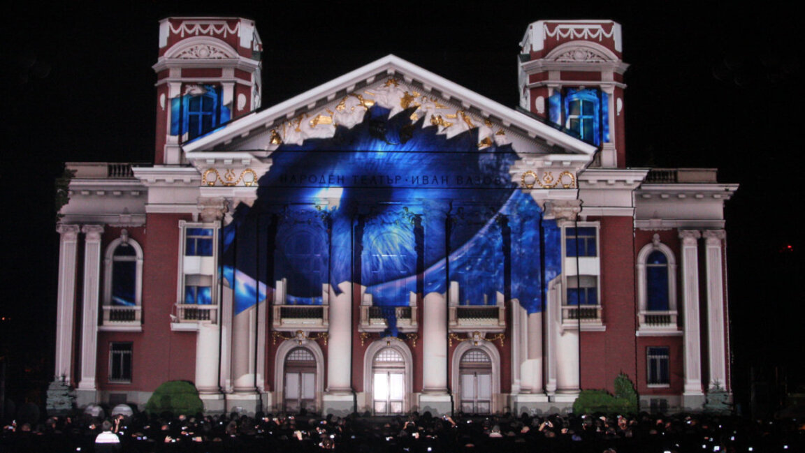 22 de lucrări de artă luminoasă vor transforma cele mai cunoscute fațade, parcuri și piețe din Sofia
