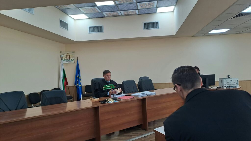 Славчо Мегеров влезе в съда окован и остана безмълвен