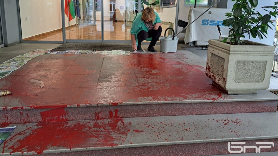 Задържан е мъж, залял с червена боя входа на Министерството на културата