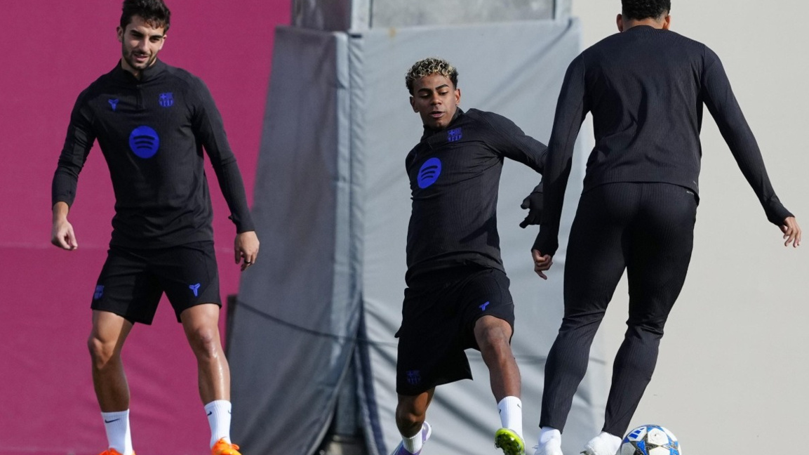 Ламин Ямал (в средата) тренира с настроение вчера.