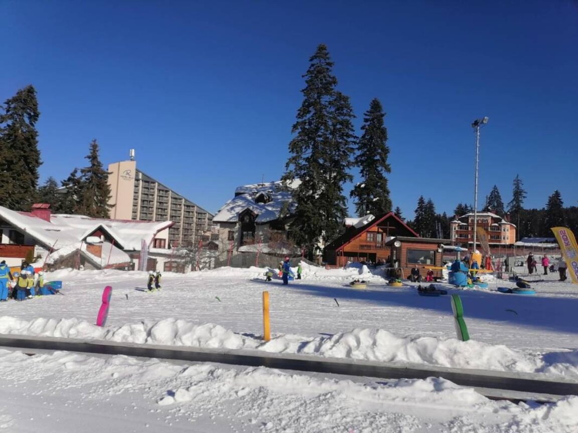 Les pentes ensoleillées de Borovets dans les premiers jours de 2025